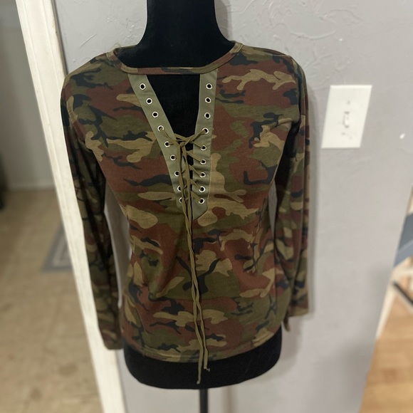 Camo top size medium - Picture 3 of 3